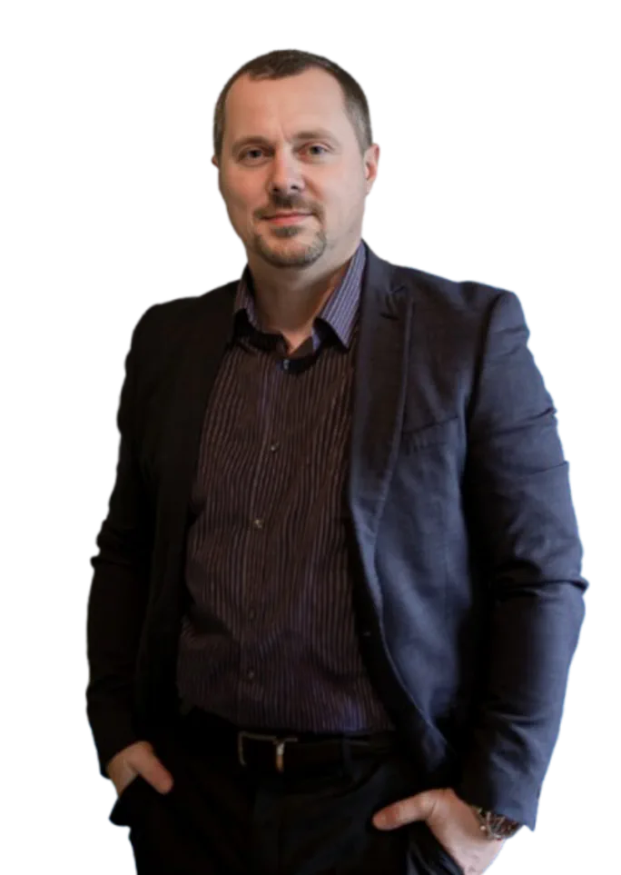 Realitní makléř Petr Jonáš v tmavě modrém saku